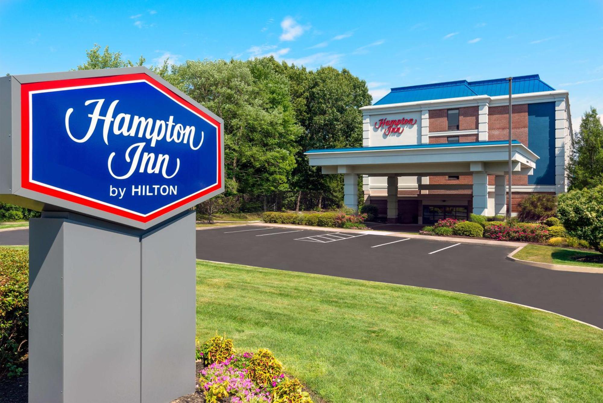 Hampton Inn Hartford Airport Windsor Locks Exterior photo